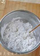 2、上海生煎,酵母水倒入面粉中,拌匀。倒入剩下的110ml温水,边倒边用筷子搅拌成雪片状。