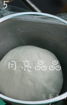 5、上海生煎,发酵好的面团,慢慢揉合排气,揉均匀。