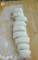 6、上海生煎,案板上撒粉,把面团搓成长条,分割成小剂子。