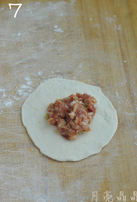 7、上海生煎,取一个小剂子,搓圆压扁,用擀面杖擀成当中厚边缘薄的圆形,放上肉馅