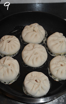 9、上海生煎,平底锅烧热,倒入少量油,把包好的生煎包排入,用中火煎