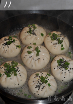 11、上海生煎,倒入小半碗清水,没过锅底,撒上黑芝麻和葱花。(这里加水的量根据生煎包的大小调整,如果生煎包的个头较大,那么需要加水到生煎包大约1/3处,否则加热时间太短会导致生煎包内部不熟)