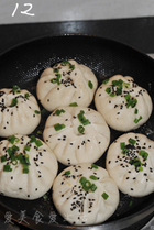 12、上海生煎,盖上盖子,大火煮开后转小火焖至锅中水份收干。打开盖子,再煎一会儿,看到生煎表面水份收干即可出锅开动啦!