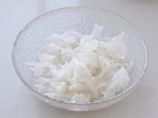 2、紫薯银耳粥,将银耳提前浸泡三、四个小时，有的品种需要浸泡更久时间，剪掉根部撕成小片，洗净备用。