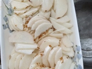 1、小炒山药片,山药洗净去皮切块