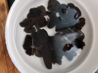 2、小炒山药片,木耳泡发