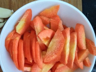 3、小炒山药片,胡萝卜切成片