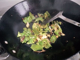 8、小炒山药片,倒入青辣椒翻炒