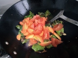 9、小炒山药片,放入番茄胡萝卜翻炒