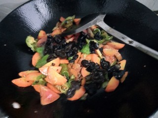 10、小炒山药片,放入木耳翻炒