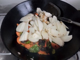 11、小炒山药片,倒入山药