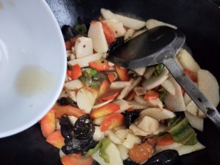 12、小炒山药片,加入浇汁