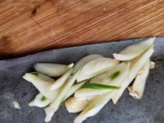 13、小炒山药片,蒜切片加入