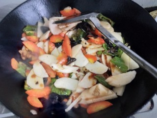 14、小炒山药片,加入要炒匀