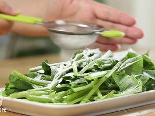 3、锅塌菠菜18m+,菠菜洗净去根，筛入面粉，将菠菜一层层翻面，保证每根菠菜都能沾上面粉。