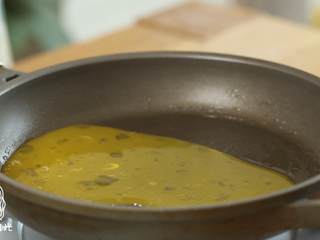 4、锅塌菠菜18m+,倒入三分之一的鸡蛋液，摊平~