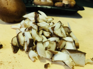 3、香菇滑鸡粥,香菇切粒