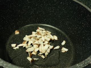 4、香菇滑鸡粥,锅加少许油，加香菇