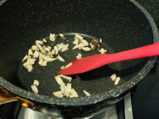 5、香菇滑鸡粥,炒香