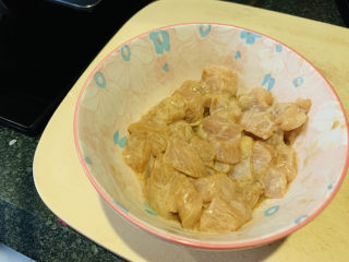 7、香菇滑鸡粥,鸡胸肉切粒，用淀粉，油，盐腌制