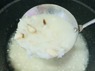 11、香菇滑鸡粥,粥浓稠
