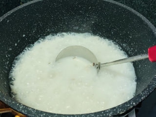 13、香菇滑鸡粥,搅拌均匀刚加入的鸡胸肉