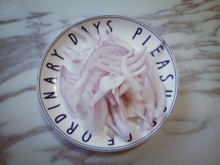 3、虾仁鸡蛋炒河粉,洋葱切丝。