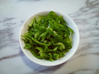 7、虾仁鸡蛋炒河粉,青椒洗干净后,去根,去籽,切丝。