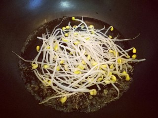 8、虾仁鸡蛋炒河粉,豆芽焯水,锅中加入水烧开,下去洗干净的豆芽焯水2分钟,捞出淋干水份备用,