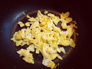 11、虾仁鸡蛋炒河粉,待蛋液凝固,切碎盛出备用。