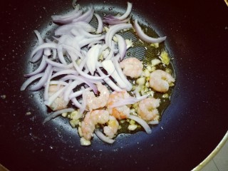 14、虾仁鸡蛋炒河粉,再加入切好的洋葱丝。