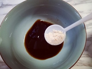 16、虾仁鸡蛋炒河粉,做调味汁: 将耗油,生抽,老抽,盐,糖,积分全部放在碗里,调试好备用。