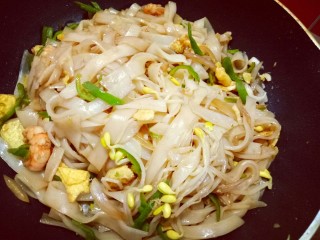 21、虾仁鸡蛋炒河粉,大火翻炒均匀即可出锅。