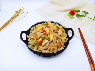 22、虾仁鸡蛋炒河粉,美味哦~香味扑鼻而来,来吃啦!等不及了!(^_^)