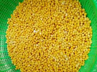 2、自制绿豆糕+#夏天的味道#,脱皮绿豆洗一下，沥干水分。