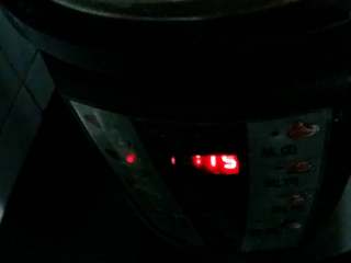 3、自制绿豆糕+#夏天的味道#,倒入电饭煲高压锅内，加入2碗水比例是绿豆：水是1：2，按煮粥键煮至。