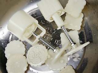 4、自制绿豆糕+#夏天的味道#,淘宝网购买的糕点模具，用洗洁精清洗干净后用开水泡一下备用。