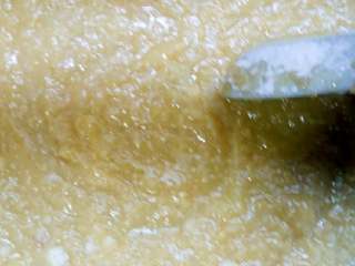 5、自制绿豆糕+#夏天的味道#,打开电高压锅，趁热加入冰糖粉搅拌至溶化。