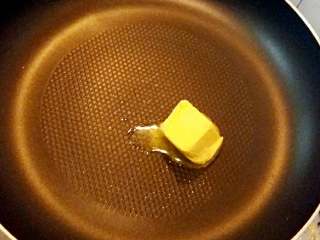 6、自制绿豆糕+#夏天的味道#,不粘锅烧热加入黄油烧至溶化，