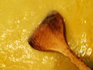 7、自制绿豆糕+#夏天的味道#,加入绿豆泥开中小火不断的搅拌。