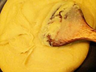 8、自制绿豆糕+#夏天的味道#,不断地搅拌，期间再添加黄油炒制。