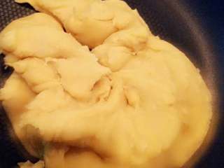 9、自制绿豆糕+#夏天的味道#,不断地搅拌，直到绿豆泥成团搅拌不动了，关火。