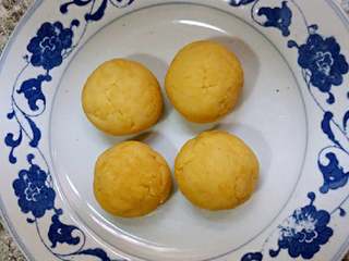 11、自制绿豆糕+#夏天的味道#,分剂子搓圆。