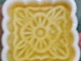 12、自制绿豆糕+#夏天的味道#,倒入模具中按压，花纹图案清晰