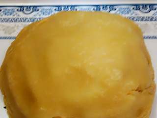 10、自制绿豆糕+#夏天的味道#,倒在盘中纳凉。