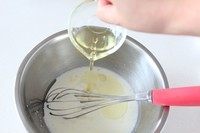 1、立体月饼,将油与牛奶倒入碗中搅拌均匀。