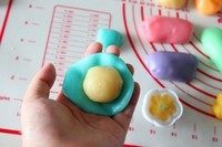 12、立体月饼,取25克的蓝色冰皮，冰皮按扁中间放颗月饼馅。