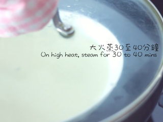 6、綠茶紅豆冰皮月餅,倒入蒸盘,大火蒸30到40分钟