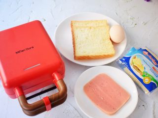 1、自制三明治,准备好材料