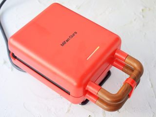 2、自制三明治,三明治机提前预热3分钟